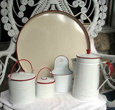 birds_tin/white_red_collection.jpg (86390 bytes)