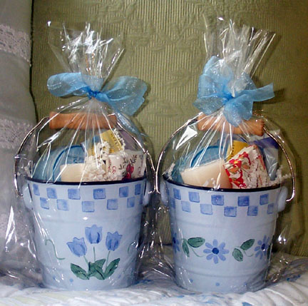gift_tin_blue_flowers.jpg (108325 bytes)